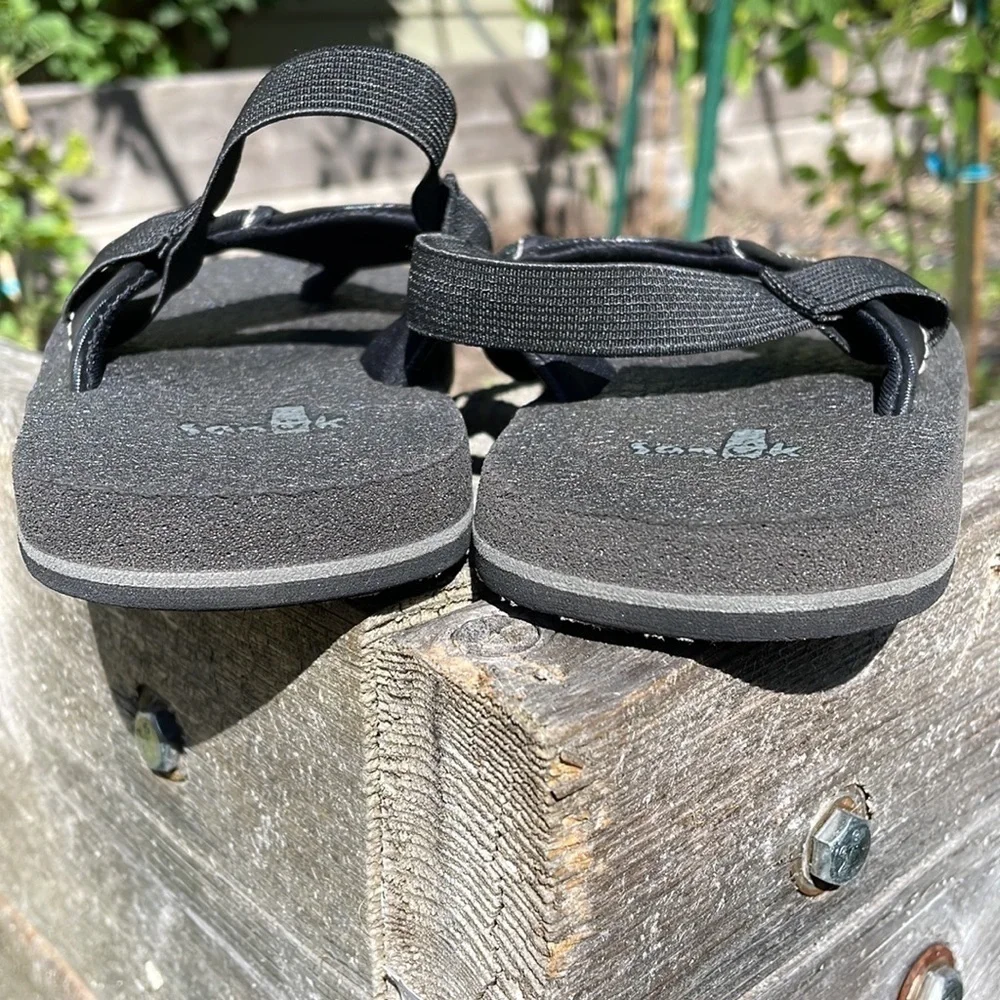 Sanuk kids black sling back sandals Kids SZ 10-11